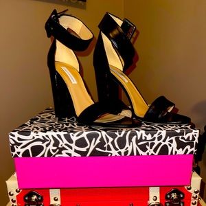 DVF size 10 New in box with dust bag